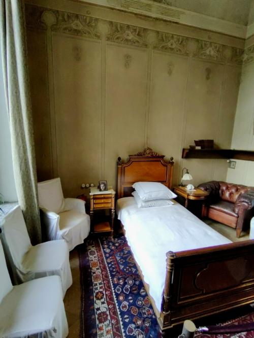 В течение ряда лет ходила мимо, лишь мельком цепляясь за табличку Здесь жил Максим Горький. 03