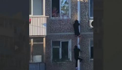 В хиджабе по трубе: ценные специалисты полезли из окна, испугавшись креста в подъезде. 02