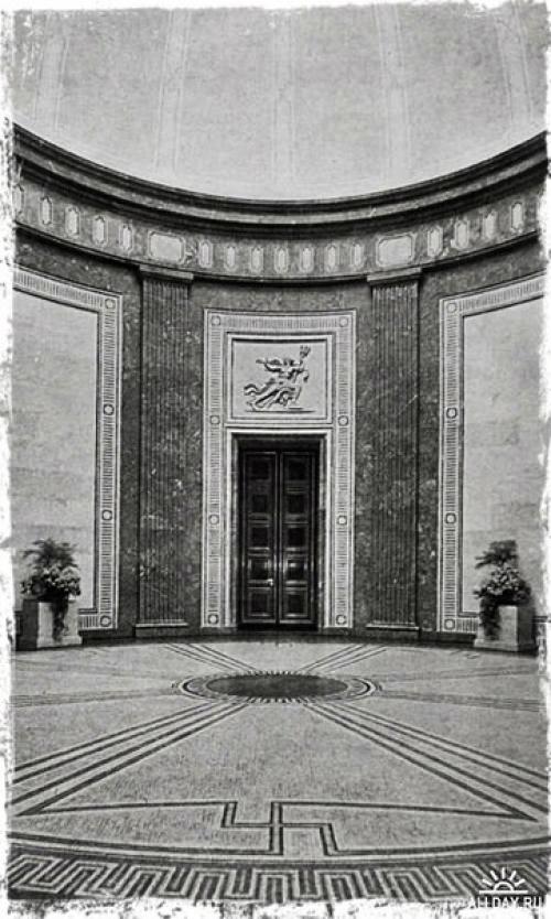 Мы воздвигнем святилища и символы новой и благородной культуры, - говорил Гитлер. 04