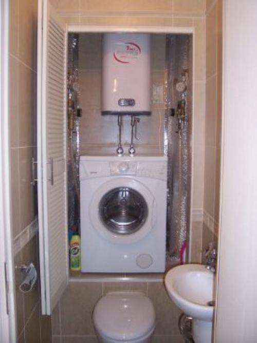 Стиральная машина в маленькой ванной комнате. 05
