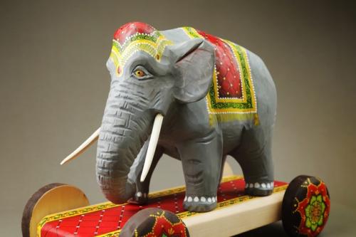 Эксклюзивная скульптура Слон, вырезанная и расписанная мастерами вручную отлично впишется в интерьер детской комнаты, гостиной или кабинета. 02