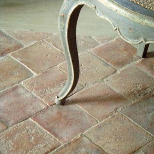 Капли дождя барабанят по дорожке которая ведет прямо в дом. 08