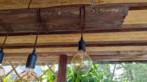 Люстра из массива дерева - это уникальное и стильное решение для освещения комнаты. 03