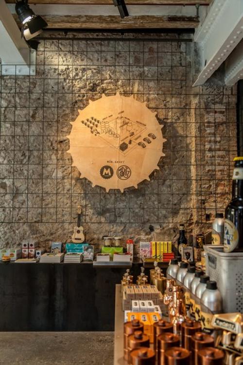 Часть 2. флагманский магазин пивной компании Moritz в Барселоне. 06