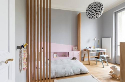 В проектах множества современных квартир и домов можно встретить декоративные рейки в интерьере. 09