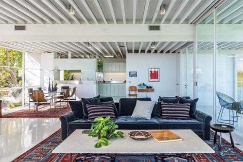 Дом с историей: минимализм, металл и стекло. 01