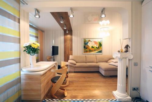 Необычный и даже смелый стилевой микс в интерьере кухни, объединенной с гостиной. 03