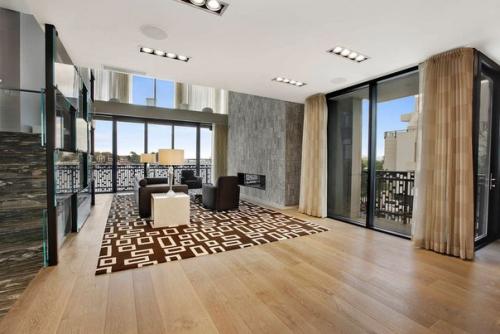 Этот потрясающий 4-этажный особняк располагается в местечке под названием милл бейсин, бруклин, Нью-йорк, США. 03