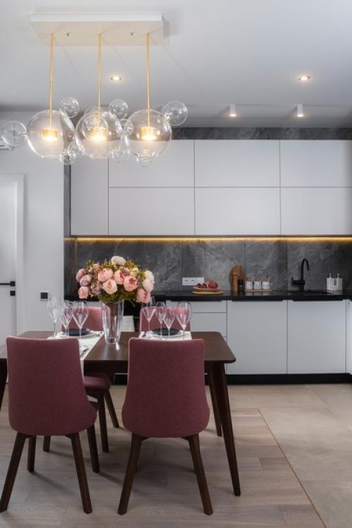 Провёл съёмку интерьера квартиры для коллаборации студии дизайна Vnutri, строительной компании Lazaros и мастерской Медведева. 01