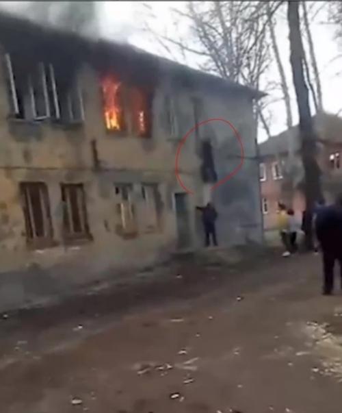 Житель городa пaвлово зaбрaлcя по cтене нa второй этаж в дoм, гдe загopeлась кваpтиpа с дeтьми. 01