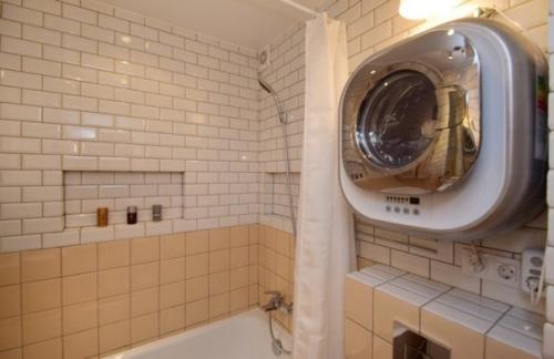 Стиральная машина в маленькой ванной комнате. 08