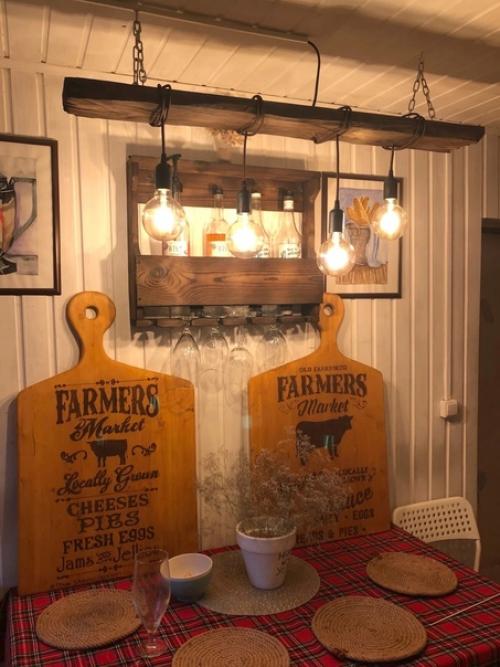 Люстра из массива дерева - это уникальное и стильное решение для освещения комнаты. 05