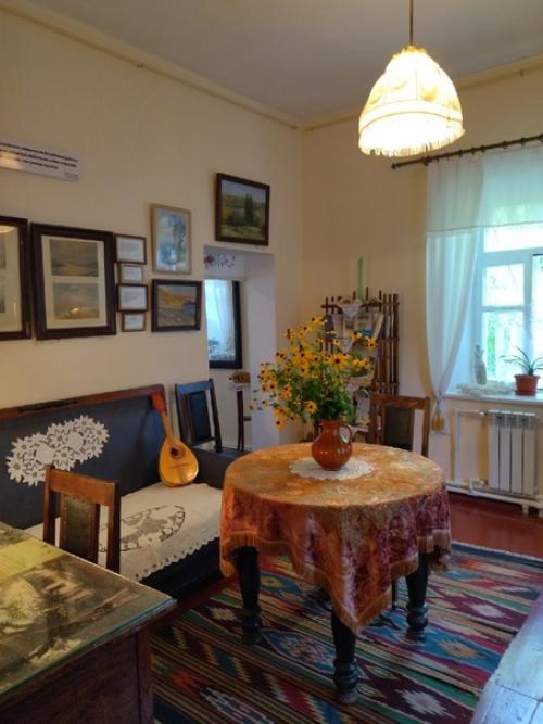 В маленьком городке старый Крым с численностью не более десяти тысяч человек находится чудесный музей к. Г. Паустовского. 04