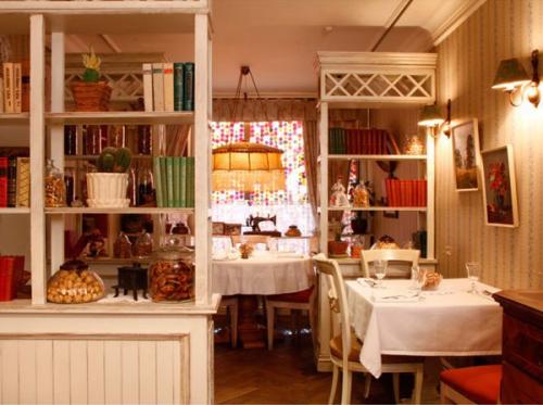 Ресторан МариVanna.  Это секретное закрытое заведение для Своих с удивительной концепцией, уютным интерьером и домашней кухней. 03