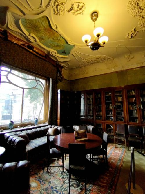 В течение ряда лет ходила мимо, лишь мельком цепляясь за табличку Здесь жил Максим Горький. 05