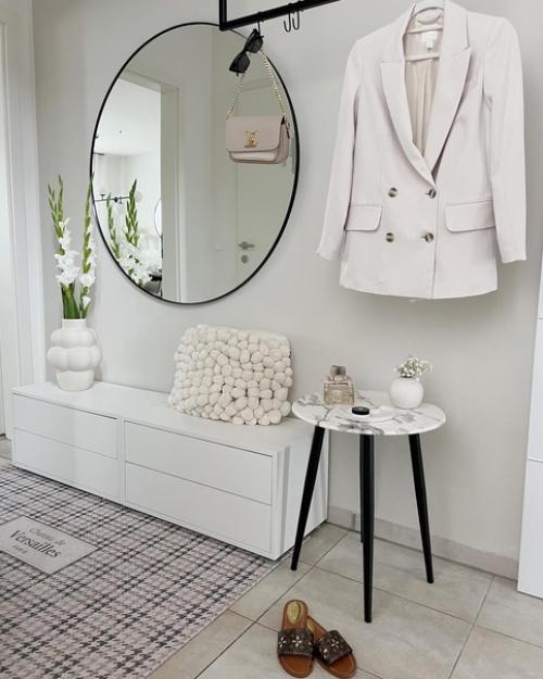 Элегантный белый интерьер с живыми цветами и теплым освещением. 08