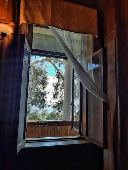 Дача Сталина была построена в 1947 году, недалеко от новоафонского монастыря, проект имел кодовое название объект номер 8 Ласточкино Гнездо. 09