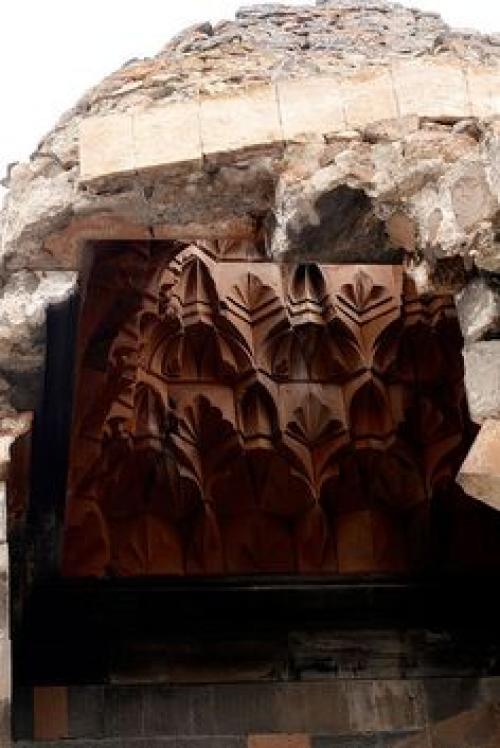 В продолжение постов о строениях древнего Ани, сегодня повествование о церкви, в которой туркам грезится Караван-сарай. 05