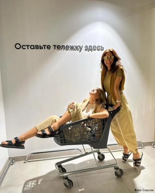 Актриса Екатерина Климова поделилась кадрами с красавицей дочкой от ювелира Ильи Хорошилова. 02