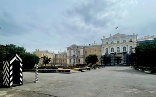 Тему архитектурных стилей Петербурга мы рассказом о елизаветинском барокко продолжаем. 03