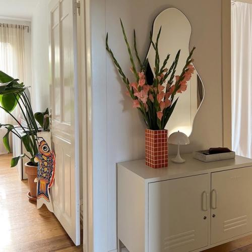 Приятная и очень светлая квартира с интересными деталями. 03