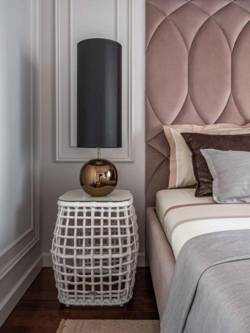 Интерьер в стиле неоклассики с изолированной кухней и кабинетом на балконе. 02