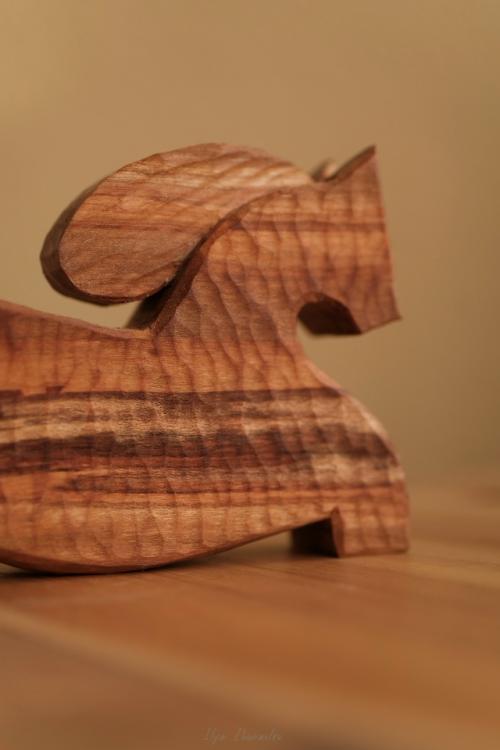Этот коник вырезан вручную из ценной древесины абрикоса, известной своим красивым рисунком, тёплым оттенком и особой прочностью. 02