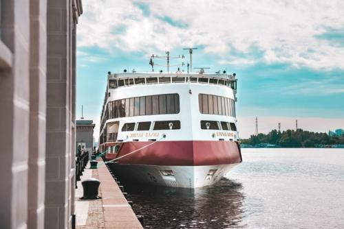 Прекрасные виды на отреставрированный северный речной вокзал в Москве. 04