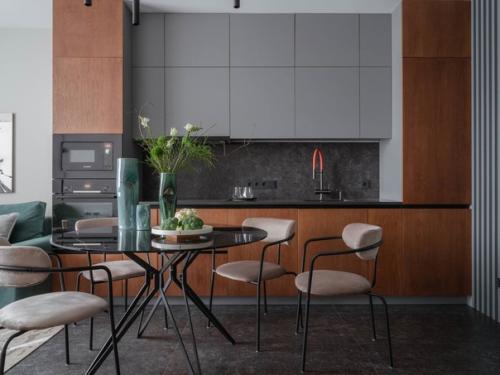 Современный функциональный интерьер трешки для семьи. 01