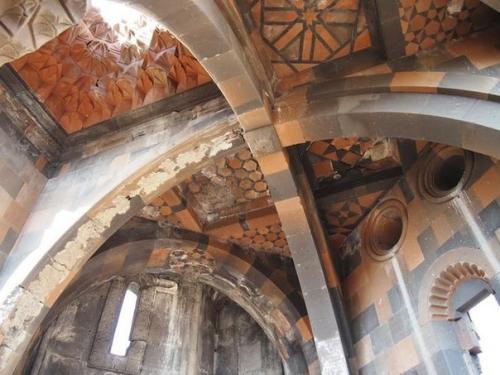 В продолжение постов о строениях древнего Ани, сегодня повествование о церкви, в которой туркам грезится Караван-сарай. 03