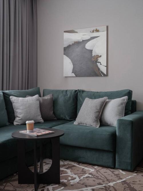 Современный функциональный интерьер трешки для семьи. 03