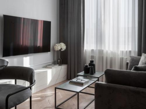 Элегантный, монохромный интерьер квартиры площадью 47 кв. 02