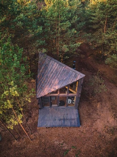 Домик на краю леса со ставнями во всю стену. 01