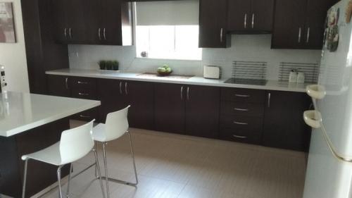 Кухня в коричневом и белом исполнении, частный дом. 02