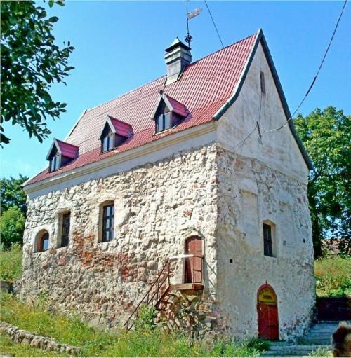 Усадьба бюргера. Усадьба из трёхэтажного дома горожанина и двухэтажного каретника состоит. Усадьба бюргера. Усадьба из трёхэтажного дома горожанина и двухэтажного каретника состоит.