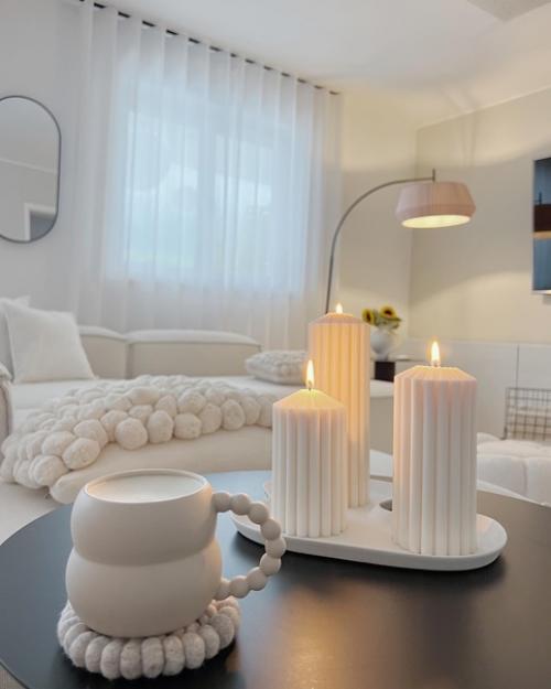 Элегантный белый интерьер с живыми цветами и теплым освещением. 02