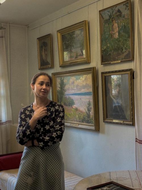 Он там работал и жил. 05