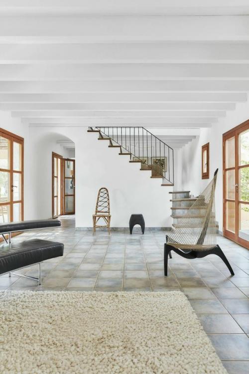 Дом творческой семьи на майорке объединяет в себе скандинавскую лаконичность и атмосферу Средиземноморья. 07