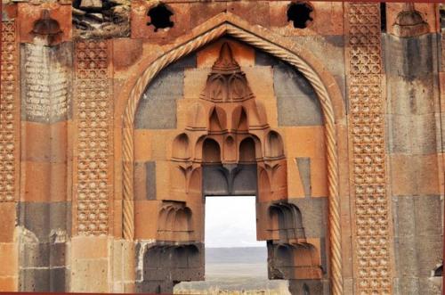 В продолжение постов о строениях древнего Ани, сегодня повествование о церкви, в которой туркам грезится Караван-сарай. 01