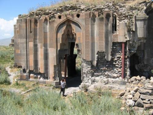 В продолжение постов о строениях древнего Ани, сегодня повествование о церкви, в которой туркам грезится Караван-сарай. 04