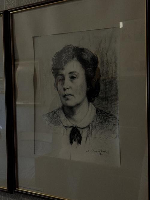 Он там работал и жил. 01