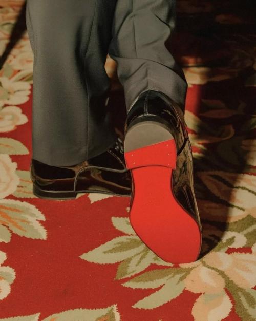 Почему у Christian Louboutin красная подошва? 02