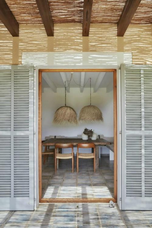 Дом творческой семьи на майорке объединяет в себе скандинавскую лаконичность и атмосферу Средиземноморья. 05