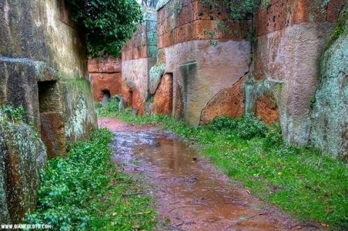 Черветери - небольшой, выстроенный на скале, живописный городок в 40 км от Рима. 02