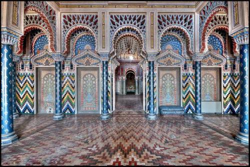 Замок саммеццано (Castello di Sammezzano) расположен в окрестностях итальянского городка лечио (Leccio), что в 30 км от Флоренции. 04