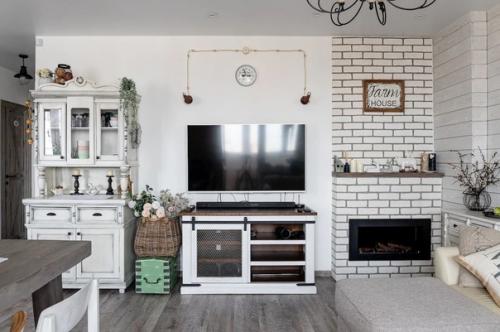 Атмосферный интерьер кухни - гостиной в квартира, которая выглядит, как загородный дом. 07