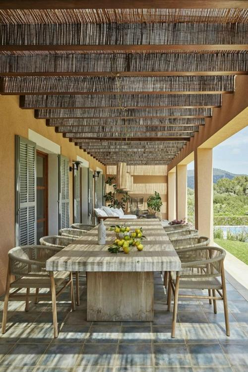 Дом творческой семьи на майорке объединяет в себе скандинавскую лаконичность и атмосферу Средиземноморья. 04