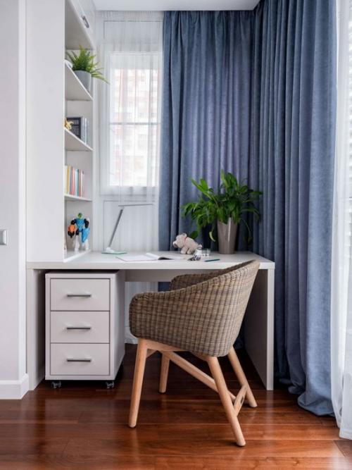 Интерьер в стиле неоклассики с изолированной кухней и кабинетом на балконе. 06