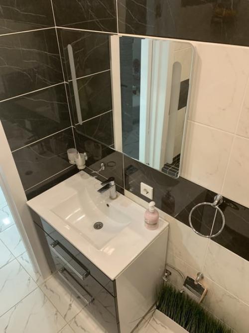 Квартира была в черновом ремонте, стандартной планировки, которая предполагала однушку с отдельной кухней и спальней. 07