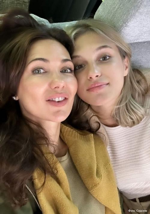 Актриса Екатерина Климова поделилась кадрами с красавицей дочкой от ювелира Ильи Хорошилова. 01